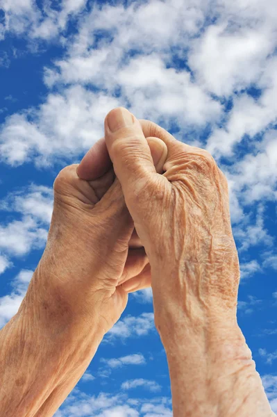 Idősebb asszony - kezek fölött az ég — Stock Fotó