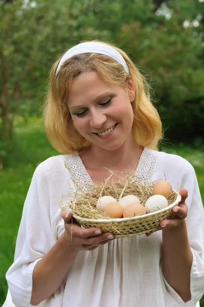 Mujer joven y huevos de Pascua — Foto de Stock