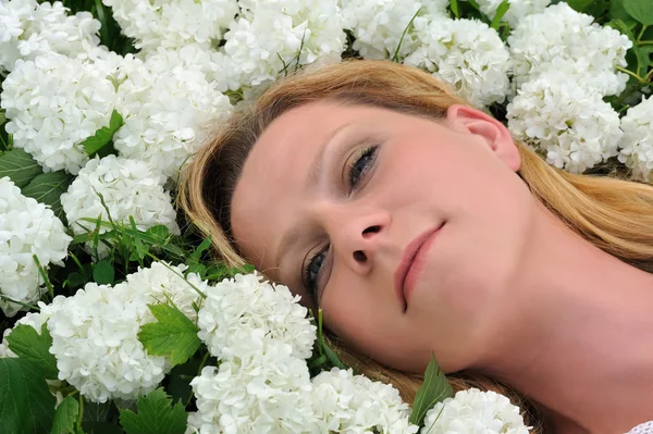 Mujer joven acostada en flores —  Fotos de Stock