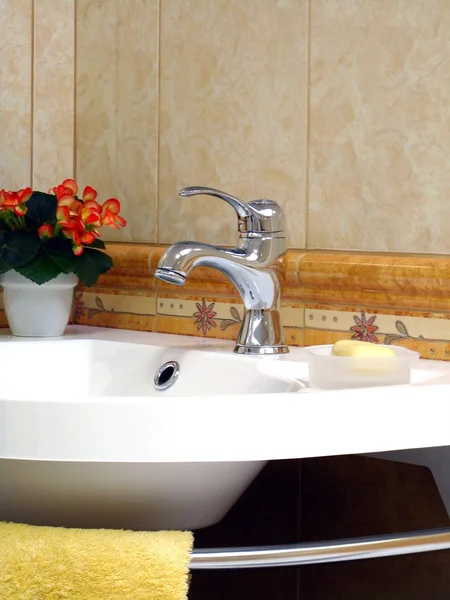 Интерьер ванной комнаты - раковина и кран — стоковое фото