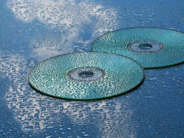 CD och vatten sjunker under blå himmel — Stockfoto
