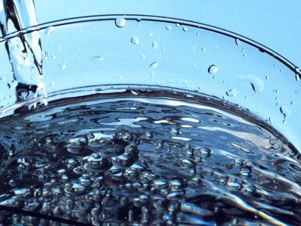 Szklanka polewającej wody z odbiciem — Zdjęcie stockowe