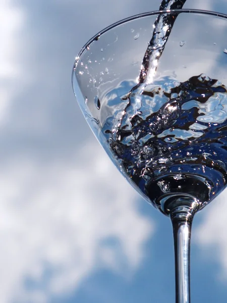 Vaso de verter agua con reflejo —  Fotos de Stock