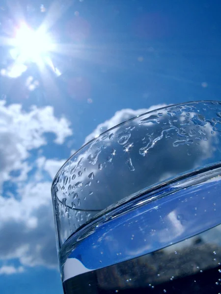 Ποτήρι του νερού πάνω από το μπλε φόντο — Φωτογραφία Αρχείου