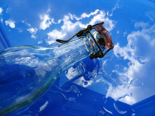 Bottiglia di vetro e acqua — Foto Stock