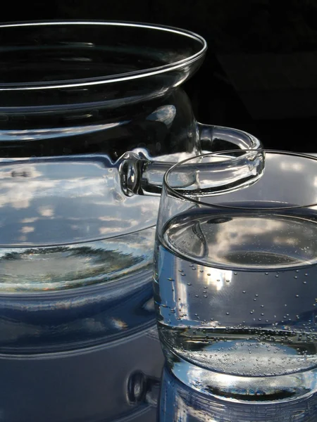 Vaso di vetro e vetro con acqua — Foto Stock
