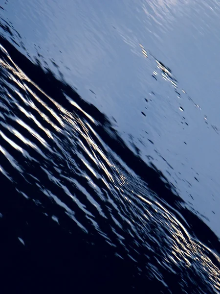 Blå bekk med krusninger - abstrakt – stockfoto