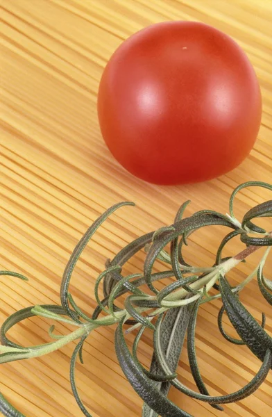 Spaghetti, pomodoro e rosmarino - dettaglio — Foto Stock