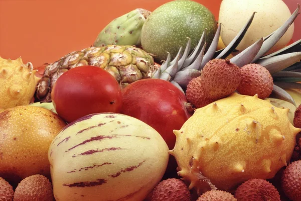 Тропические фрукты и овощи — стоковое фото