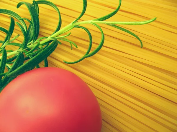Spaghetti, Tomaten und Rosmarin - Detail — Stockfoto
