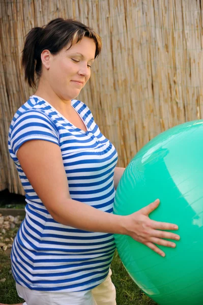 Terhes fiatal nő gyakorlása — Stock Fotó