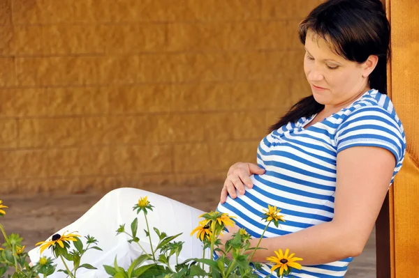 Terhes nő pihentető — Stock Fotó