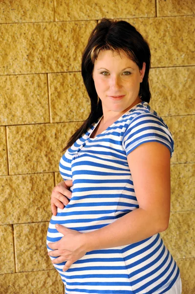 Mujer embarazada joven de pie —  Fotos de Stock