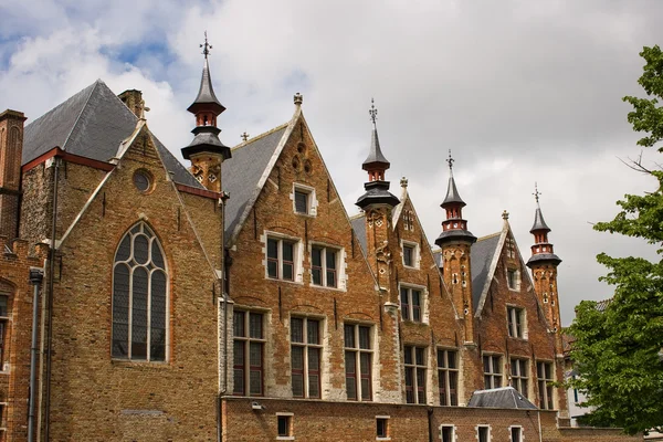 Flamand stílusú ház a kis tornyok — Stock Fotó