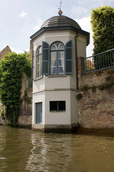 Brugge csatorna fehér torony — Stock Fotó