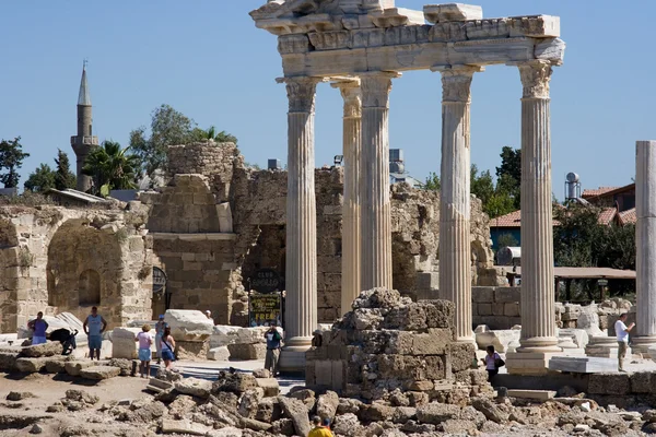 在侧土耳其阿波罗庙的废墟 — 图库照片