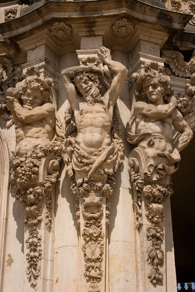 Τρεις επανδρώνει άγαλμα ανάκτορο zwinger Εικόνα Αρχείου