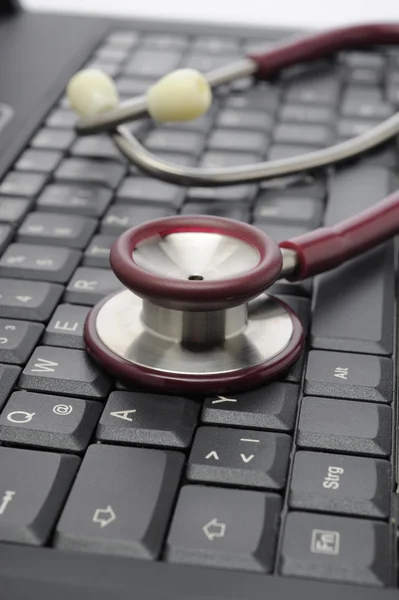 键盘上的医学听诊器 — 图库照片