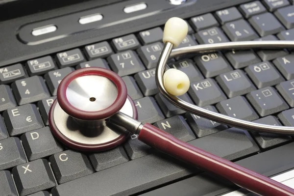 Lékařský stetoskop na klávesnici — Stock fotografie