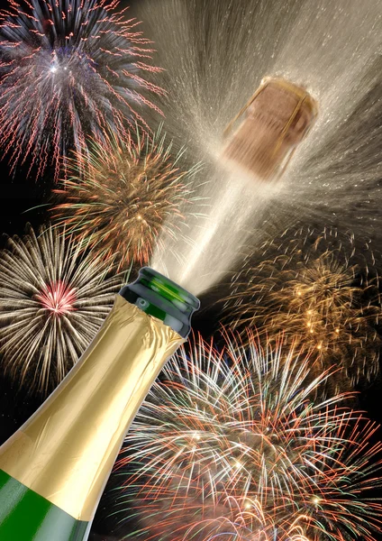Flasche Champagner zum Jahreswechsel mit Feuerwerk — Stockfoto