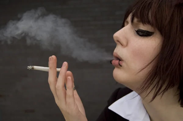 Fiatal nő dohányzik — Stock Fotó