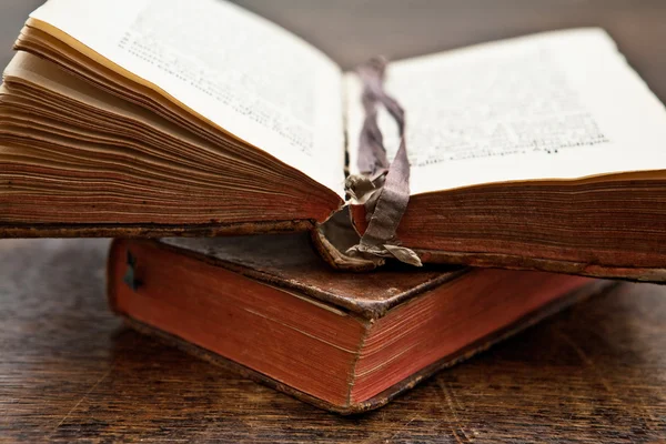 Old open book — Stock Photo, Image