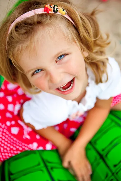 Chica con ojos azules riendo —  Fotos de Stock