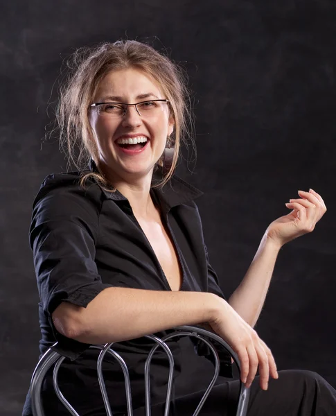 Jovem mulher rindo — Fotografia de Stock