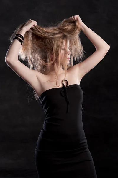 Jeune femme aux cheveux longs — Photo