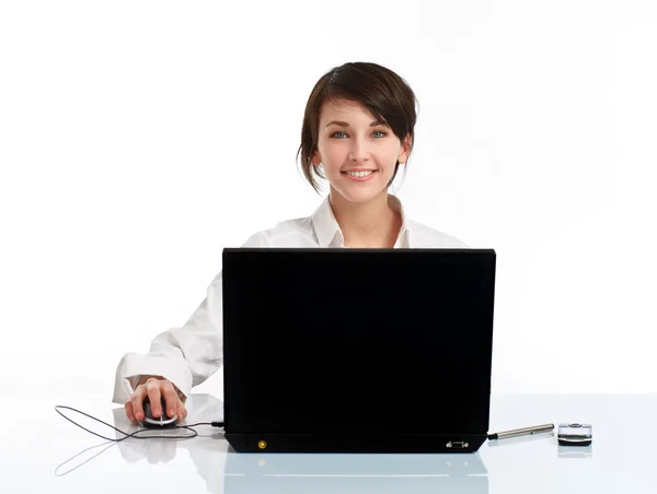 Uśmiechnięta młoda kobieta w biurze — Zdjęcie stockowe