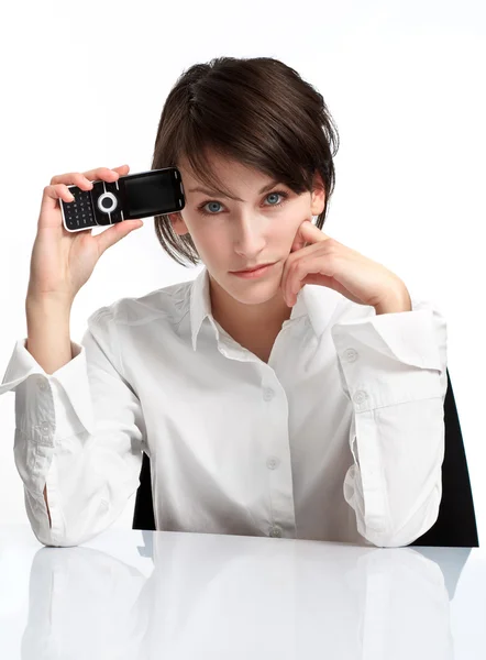 Jeune brune avec téléphone portable — Photo