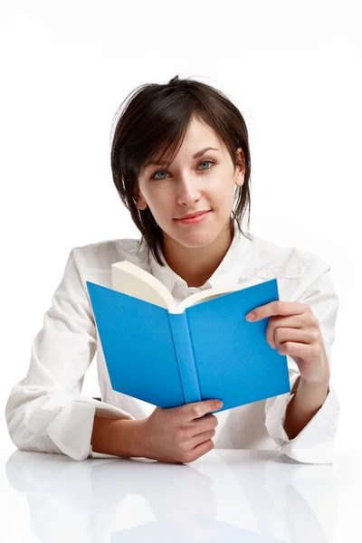 Giovane donna che legge un libro — Foto Stock