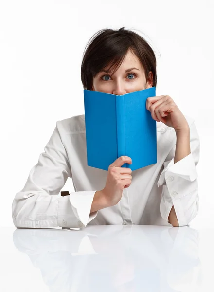 Junge Frau mit einem Buch — Stockfoto