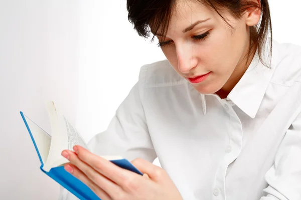 Kvinna läser en bok med uppmärksamhet — Stockfoto