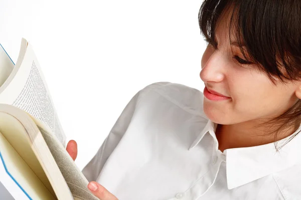 Jovem mulher lendo um livro — Fotografia de Stock