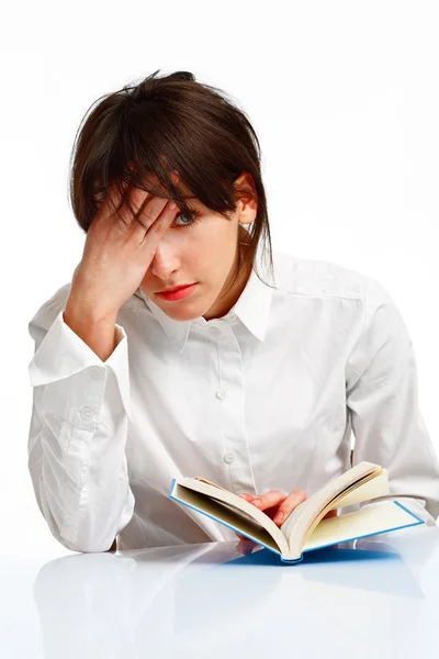 Ung kvinna som är trött på att läsa en bok — Stockfoto