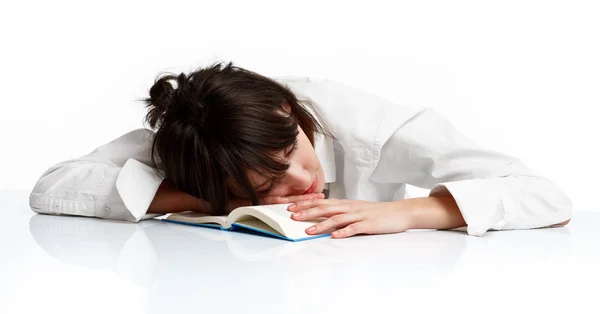 Mladá žena spící unavený z učení — Stock fotografie