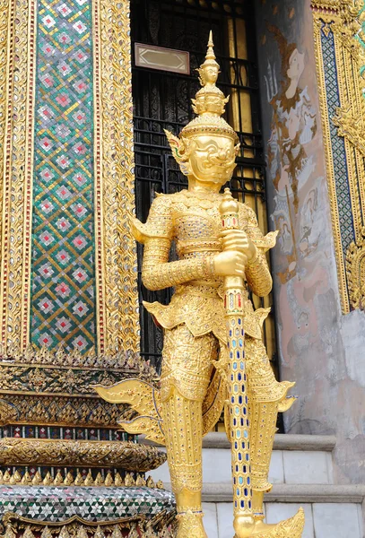 Статуя в большом дворце Бангкока — стоковое фото