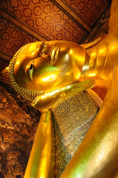 Статуя золотого Будды — стоковое фото