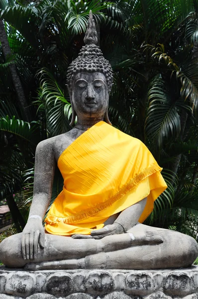Buda heykelleri turuncu şeritli — Stok fotoğraf