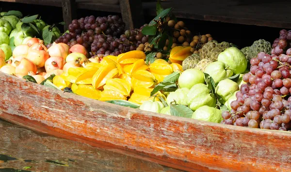 Exotische Früchte zum Verkauf — Stockfoto