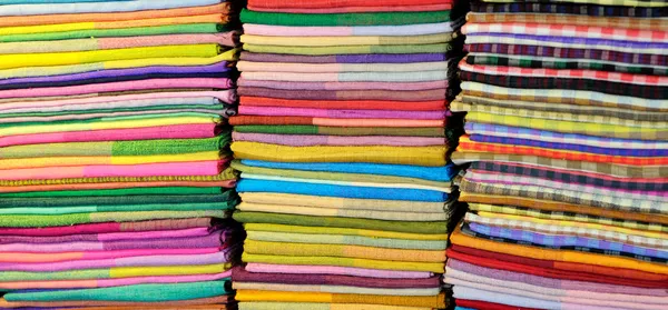 Telas de colores en el mercado — Stockfoto