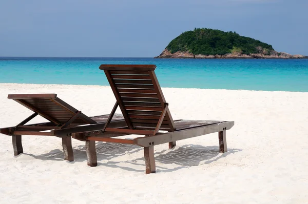Sessiz sahil atmosferi ile iki sandalye — Stok fotoğraf