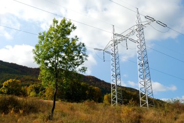 Elektrik kuleleri ve mavi gökyüzü