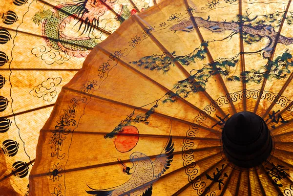 Sonnenschirm mit thailändischen Ornamenten — Stockfoto