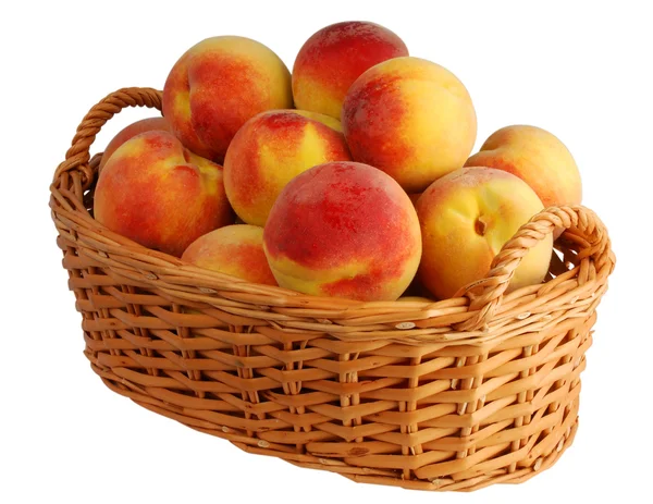 篮子里充满了新鲜的桃子 — Stockfoto