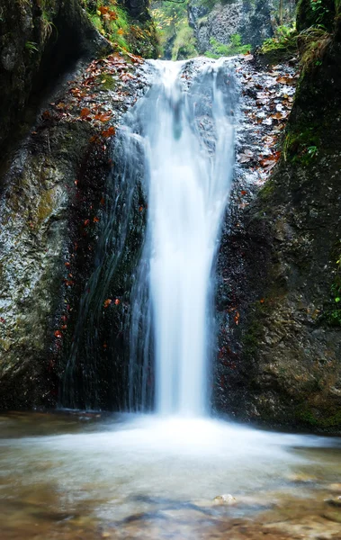Wasserfall zwischen Felsen Stockfoto