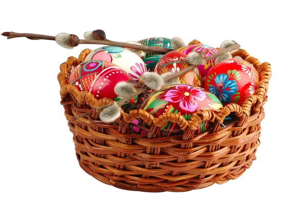 Koš s ručně malovaná velikonoční vajíčka — Stock fotografie