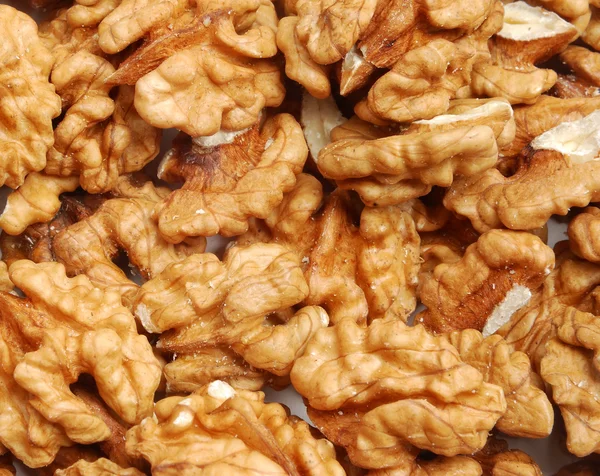 Много треснувших грецких орехов — стоковое фото