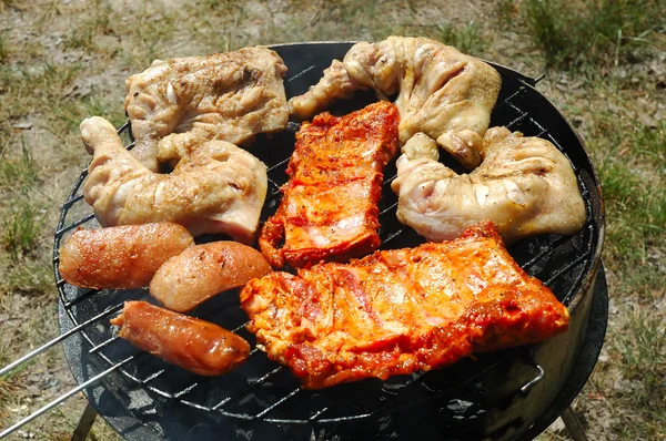 Жареная курица и колбаса — стоковое фото